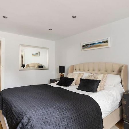2 Double Bedroom Large Modern Self Contained Apartment Free Parking 캠벌리 외부 사진