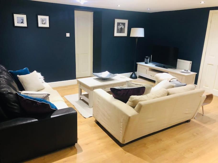 2 Double Bedroom Large Modern Self Contained Apartment Free Parking 캠벌리 외부 사진