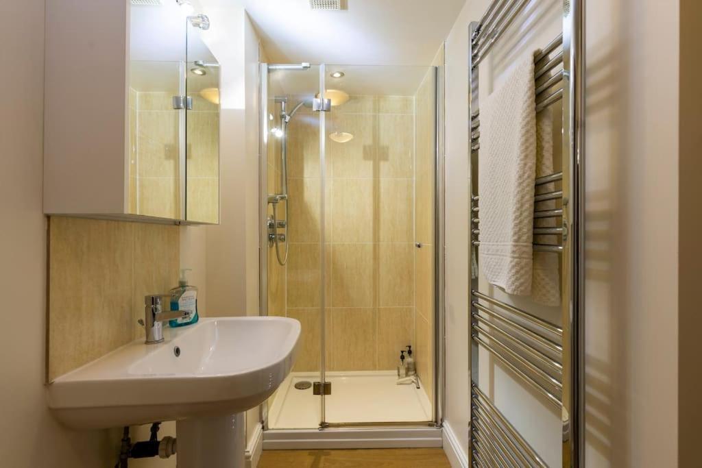 2 Double Bedroom Large Modern Self Contained Apartment Free Parking 캠벌리 외부 사진