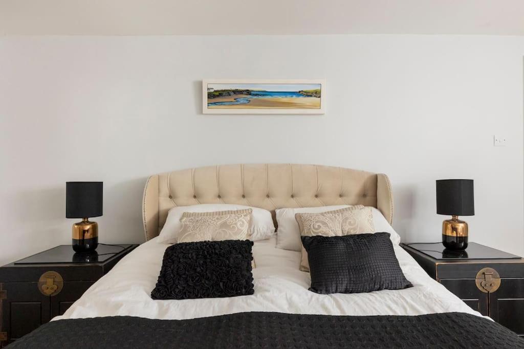 2 Double Bedroom Large Modern Self Contained Apartment Free Parking 캠벌리 외부 사진