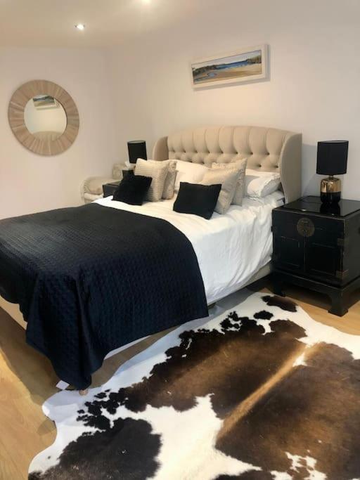 2 Double Bedroom Large Modern Self Contained Apartment Free Parking 캠벌리 외부 사진