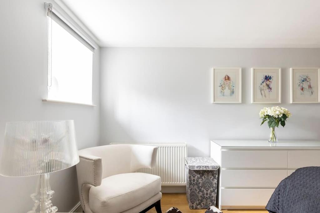 2 Double Bedroom Large Modern Self Contained Apartment Free Parking 캠벌리 외부 사진