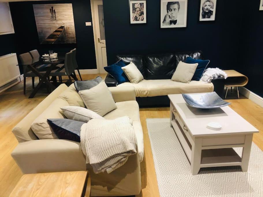 2 Double Bedroom Large Modern Self Contained Apartment Free Parking 캠벌리 외부 사진